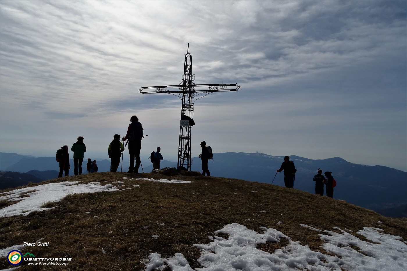 32 Alla croce di vetta dello Zuc di Valbona (1545 m).JPG -                                